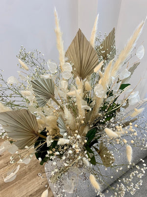 Open image in slideshow, Dried Flowers 15-inch Arrangement
